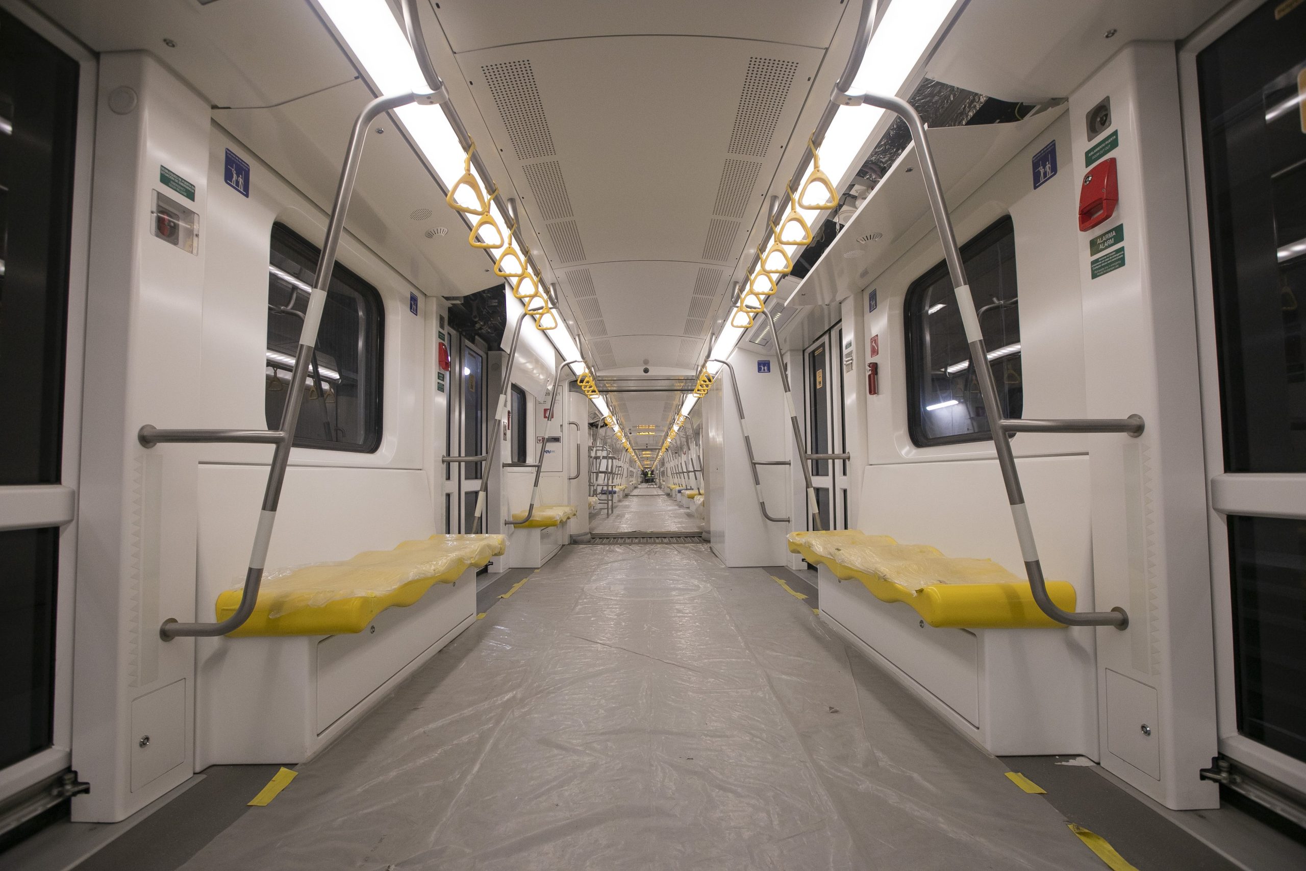 Vista interior de un tren de la Línea 2.